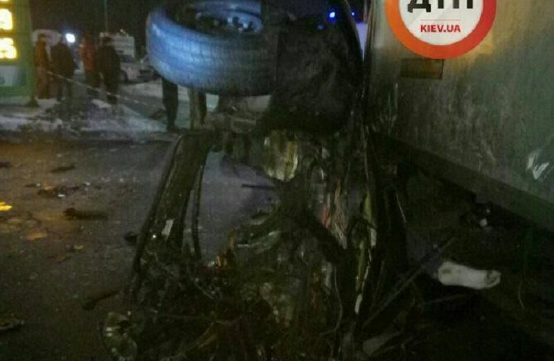 Опубликовали жуткие фото смертельного ДТП в Киеве (18) Опубликовали жуткие фото смертельного ДТП в Киеве (18)