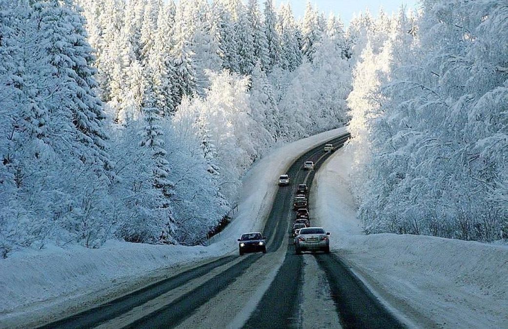 На Закарпатье лавины частично заблокировали движение транспорта