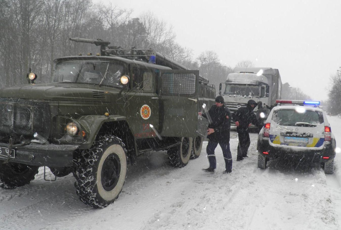 Чергове сходження лавин на Закарпатті: частину доріг перекрили Чергове сходження лавин на Закарпатті: частину доріг перекрили