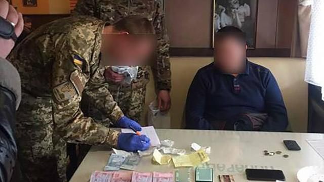 Помічника нардепа спіймали на серйозному хабарі Помічника нардепа спіймали на серйозному хабарі