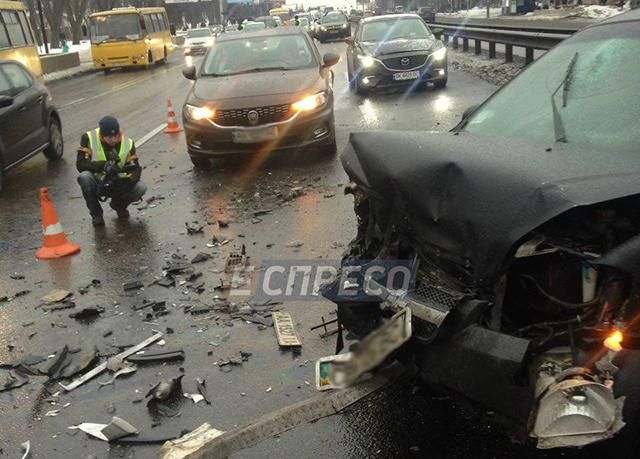 Масштабна ДТП трапилася у Києві: зіткнулися 9 авто Масштабна ДТП трапилася у Києві: зіткнулися 9 авто