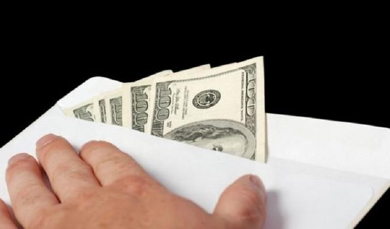 Високопосадовця з Нацбанку впіймали на великому хабарі Високопосадовця з Нацбанку впіймали на великому хабарі