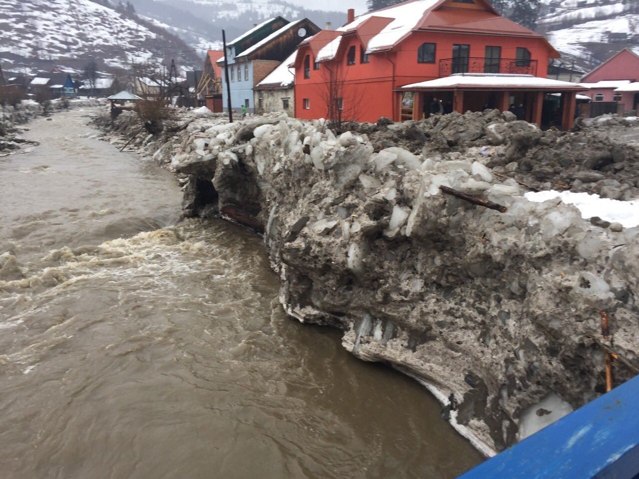 Закарпаття потерпає від нищівної негоди: опублікували фото Закарпаття потерпає від нищівної негоди: опублікували фото