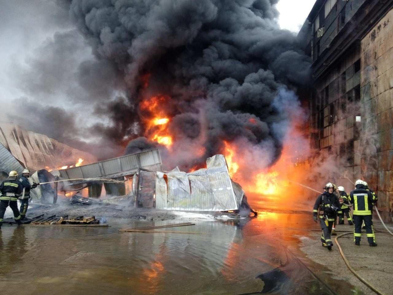 У Києві спалахнула масштабна пожежа: опублікували відео та фото