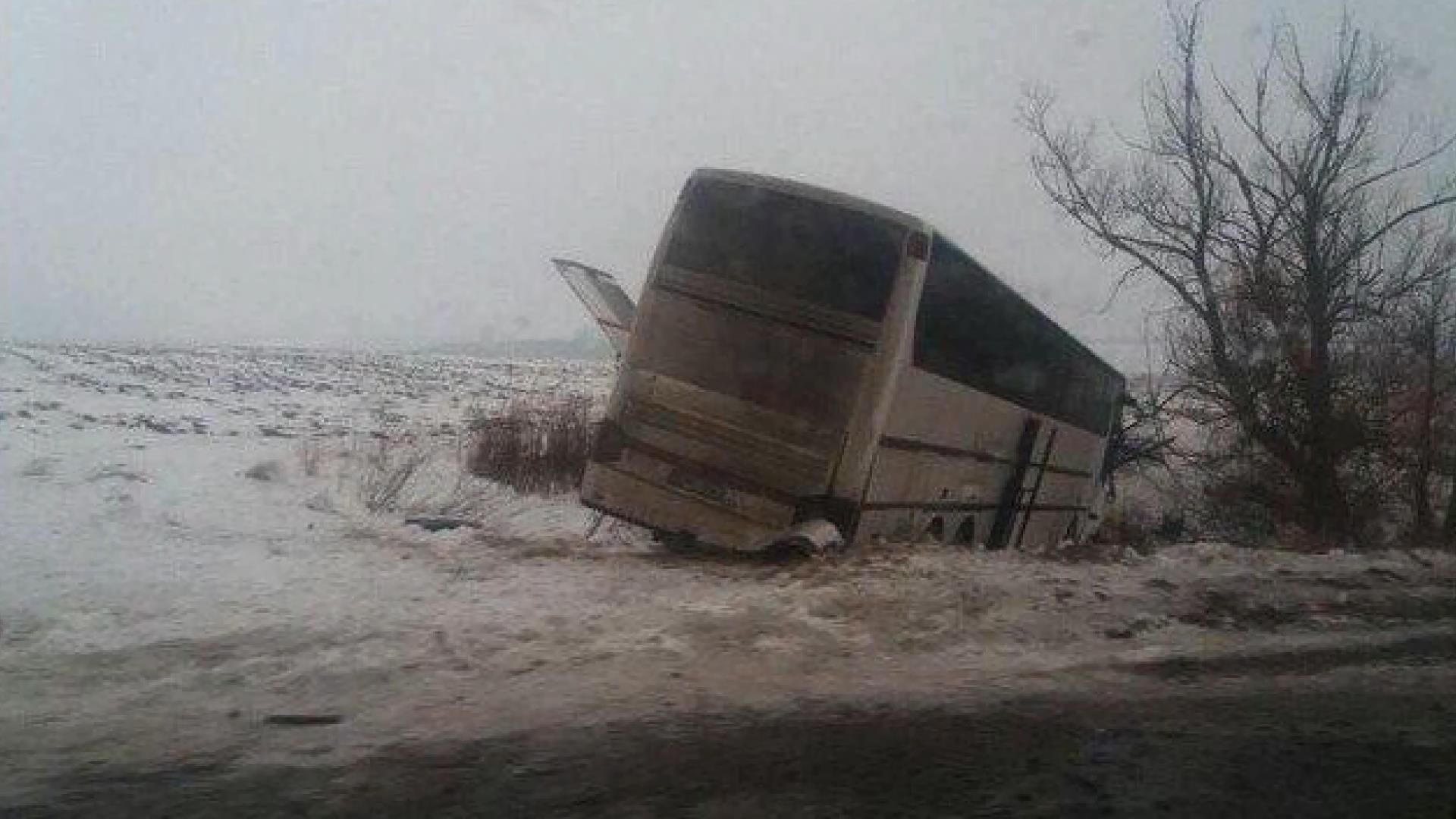 Из-за непогоды на дорогах Украины массовые аварии, есть жертвы