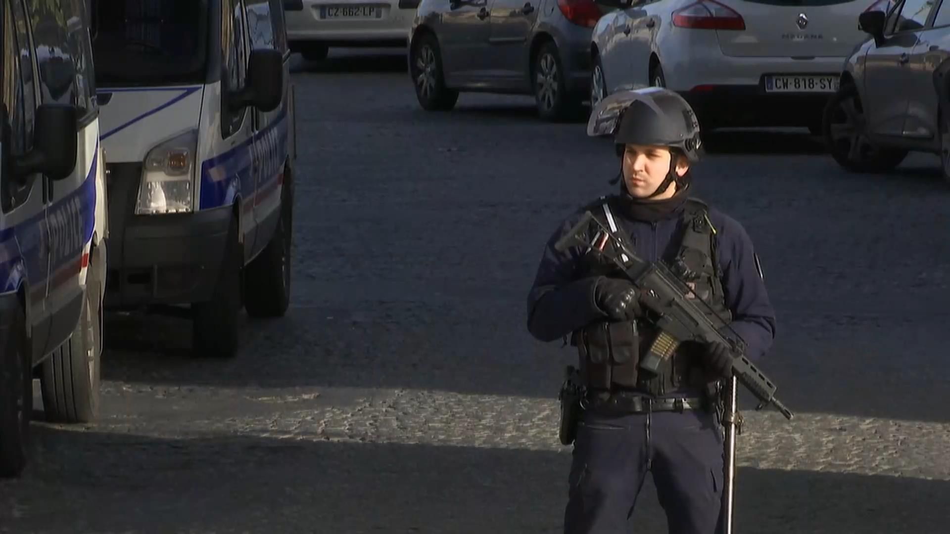 Теракт у Франції: з Лувру евакуювали усіх відвідувачів