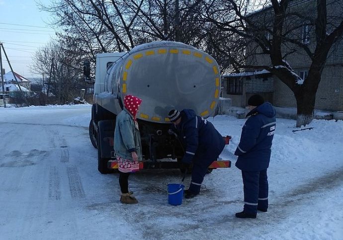 Наслідки обстрілів: у Гройсмана пояснили, як забезпечують Авдіївку питною водою Наслідки обстрілів: у Гройсмана пояснили, як забезпечують Авдіївку питною водою