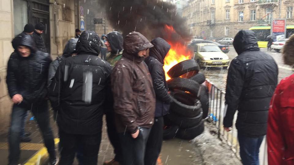 Як у центрі Львова палали шини: з'явилися фото, відео 