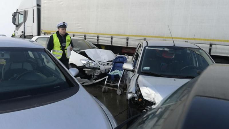 Масова ДТП у Польщі: зіштовхнулось більше два десятка авто, є постраждалі