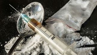 Правоохранители разоблачили семью, которая сбывала наркотики под прикрытием полицейского