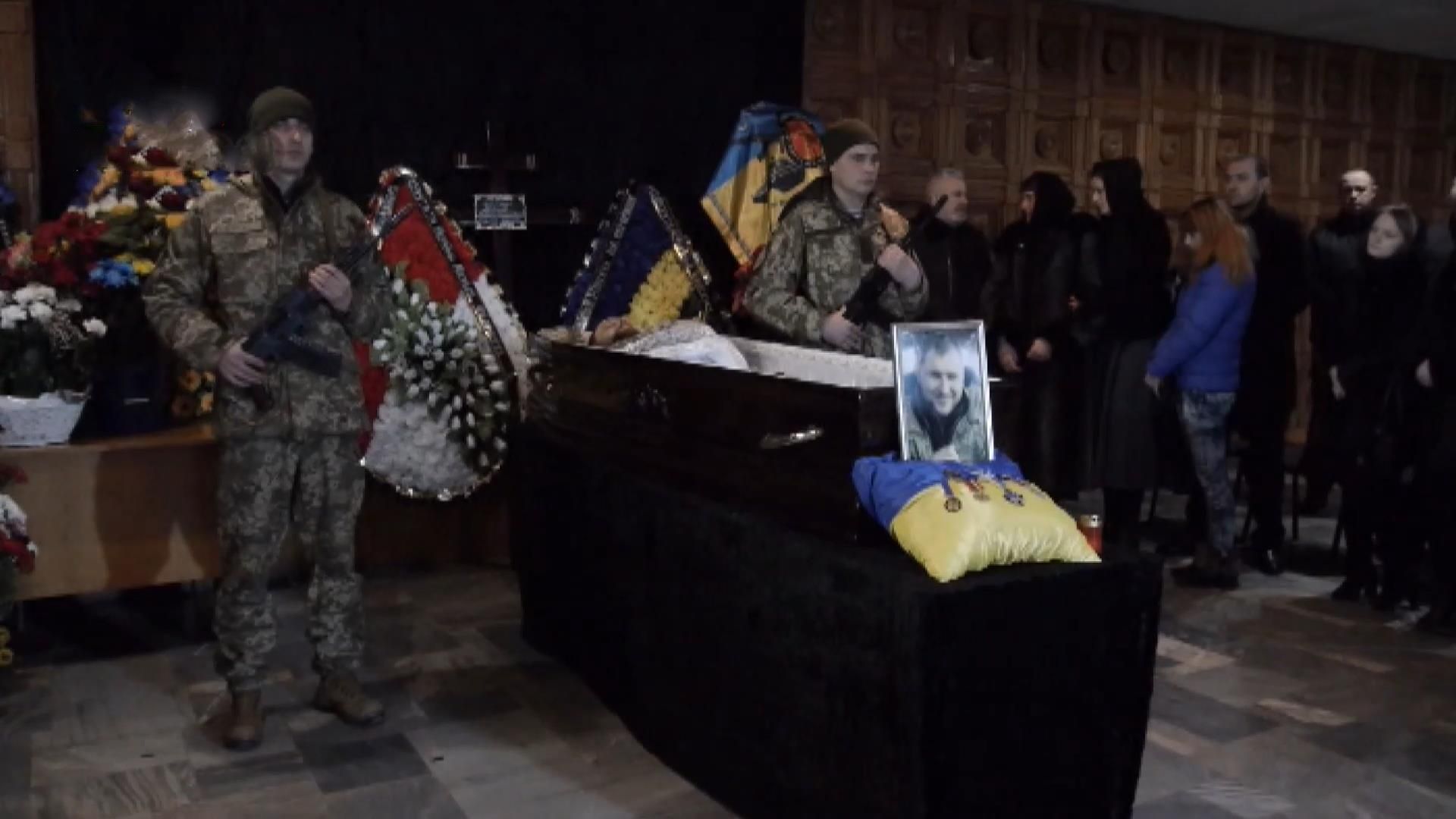 Як у Чернівцях з квітами провели у останню путь захисника Авдіївки Як у Чернівцях з квітами провели у останню путь захисника Авдіївки