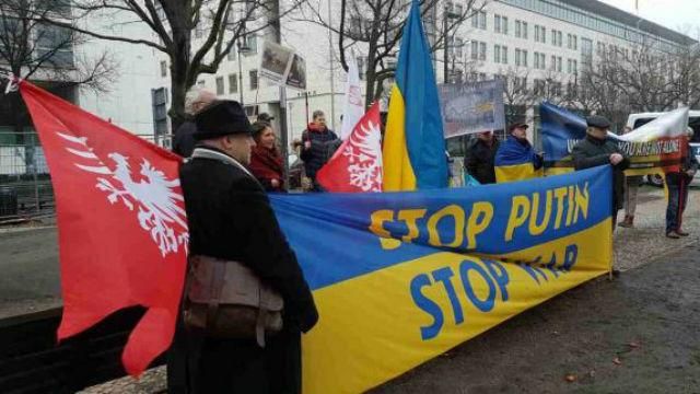 Из-за Авдеевки устроили протест возле российского посольства в Берлине