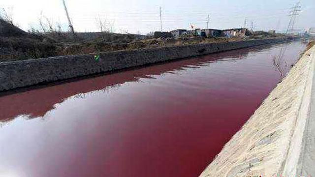 Річка у Китаї стала криваво-червоною: опубліковані фото Річка у Китаї стала криваво-червоною: опубліковані фото