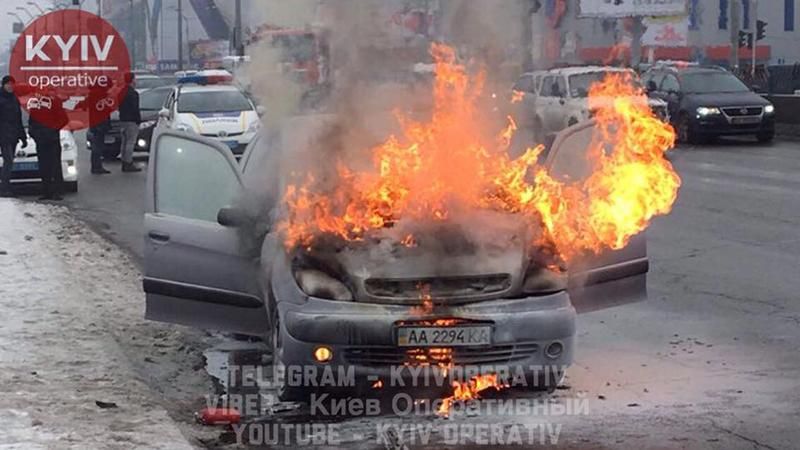 Авто загорелось прямо во время движения: появились фото и видео