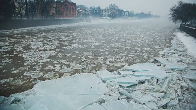 В сети появились впечатляющие видео ледохода на реках Закарпатья