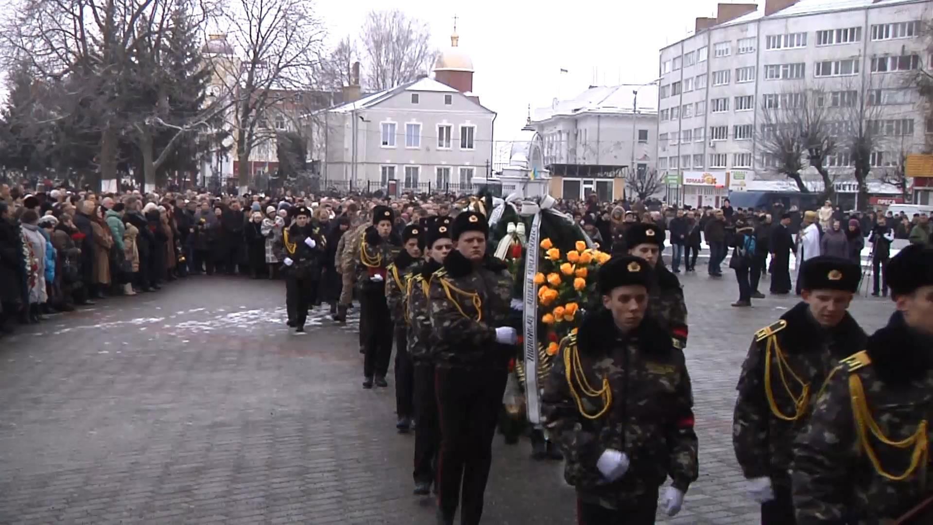 Сотни жителей Луцка пришли на похороны мэра города Сотни жителей Луцка пришли на похороны мэра города