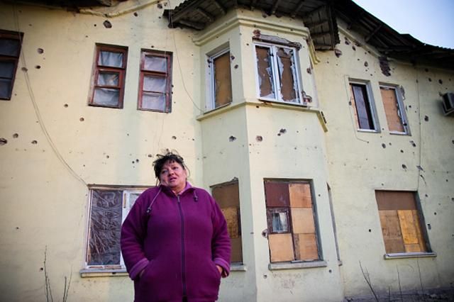 На Донбасі жінки чергують на вулицях, щоб бойовики не стріляли з їх дворів
