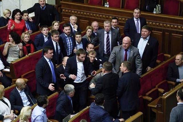 Стало відомо, який нардеп вдарив поліцейського на Донеччині Стало відомо, який нардеп вдарив поліцейського на Донеччині