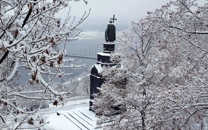 Из-за сильных снегопадов в Киеве ограничили движение транспорта
