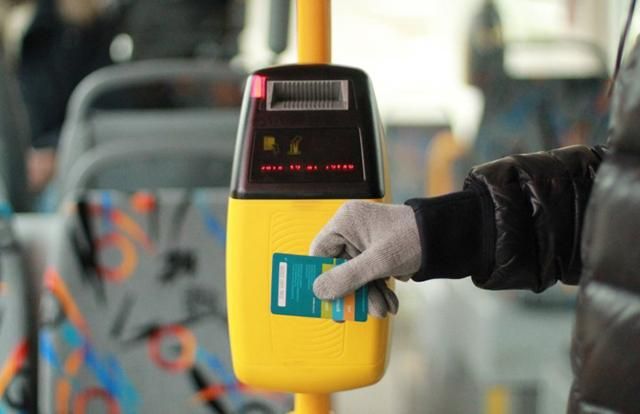 Електронний квиток запровадять у громадському транспорті: Порошенко підписав закон