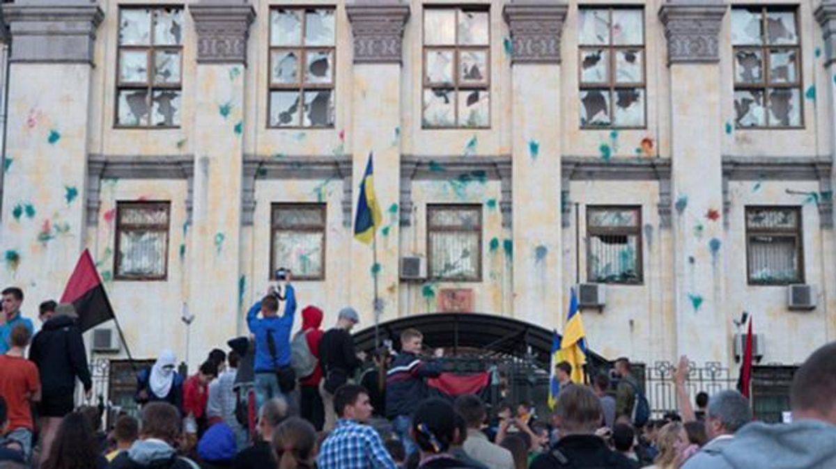 Россия обвинила шестерых украинцев за нападения на посольство РФ в Киеве Россия обвинила шестерых украинцев за нападения на посольство РФ в Киеве
