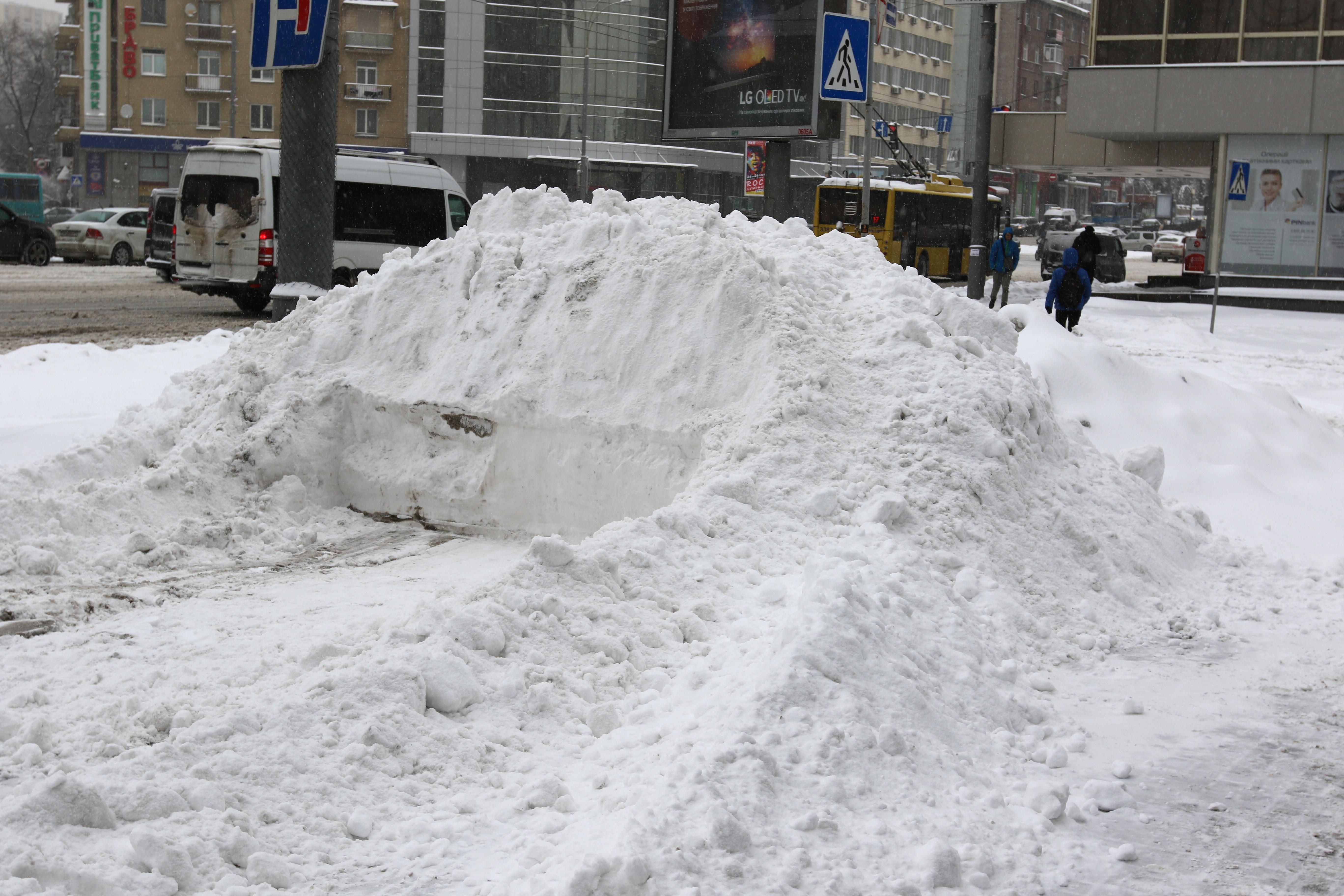 Снежный коллапс в Киеве: длинные пробки и очереди на остановках