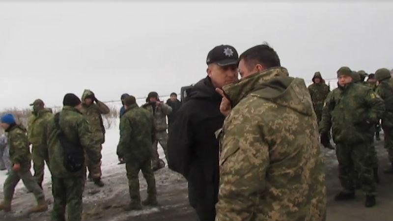 Блокада торгівлі з окупацією. Між поліцією та ветеранами АТО знову спалахнув конфлікт Блокада торгівлі з окупацією. Між поліцією та ветеранами АТО знову спалахнув конфлікт