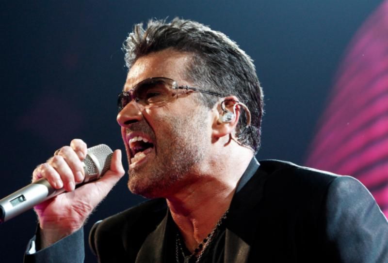 Известного британского певца не могут похоронить из-за судмедэкспертиз
Известного британского певца не могут похоронить из-за судмедэкспертиз