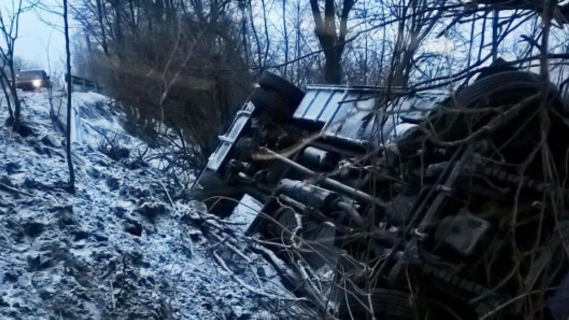 Автобус с пассажирами слетел с дороги в обрыв на Закарпатье Автобус с пассажирами слетел с дороги в обрыв на Закарпатье