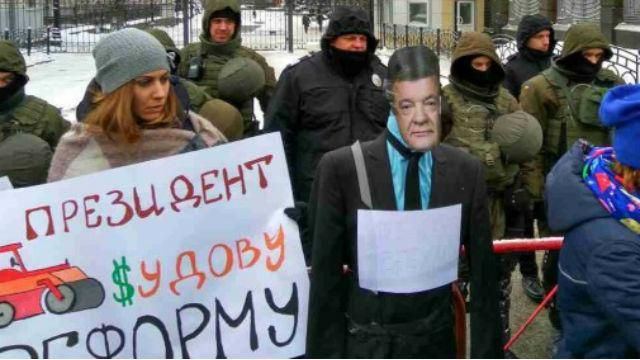 Под носом у Порошенко поставили его забавный "памятник"