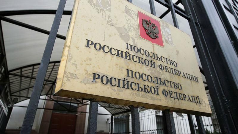 У российского посольства в Киеве забирают землю У российского посольства в Киеве забирают землю