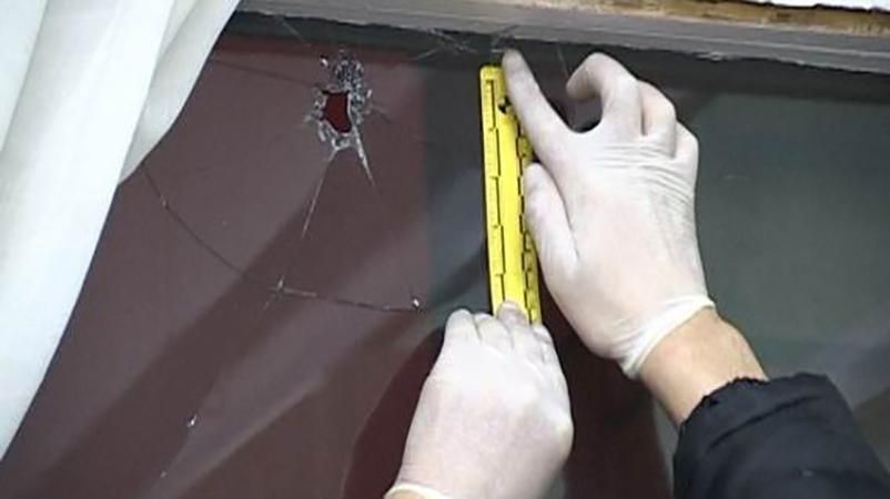 Неизвестный выстрелил в здание суда в Киеве Неизвестный выстрелил в здание суда в Киеве