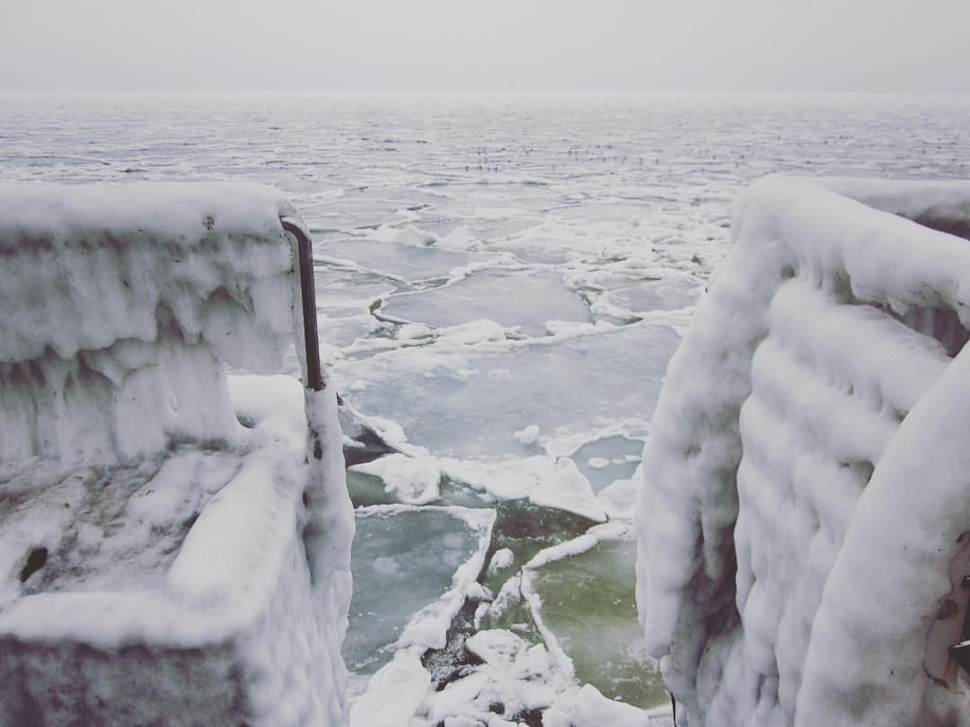 Черное море подо льдом: в сети появились удивительные фото арктических пейзажей