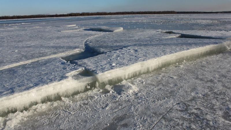 Дніпро вкривається кригою: захопливі фото з соцмереж Дніпро вкривається кригою: захопливі фото з соцмереж