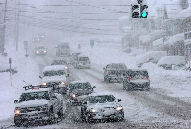 Снігопади в Україні: в яких областях обмежено рух на дорогах

