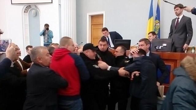 Депутаты подрались из-за языка в Черкассах