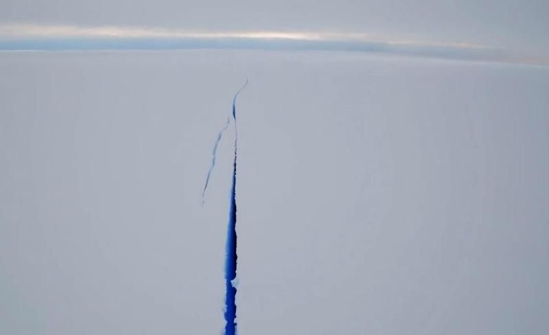 Найбільший на світі льодовик незабаром відколеться від Антарктиди
Найбільший на світі льодовик незабаром відколеться від Антарктиди