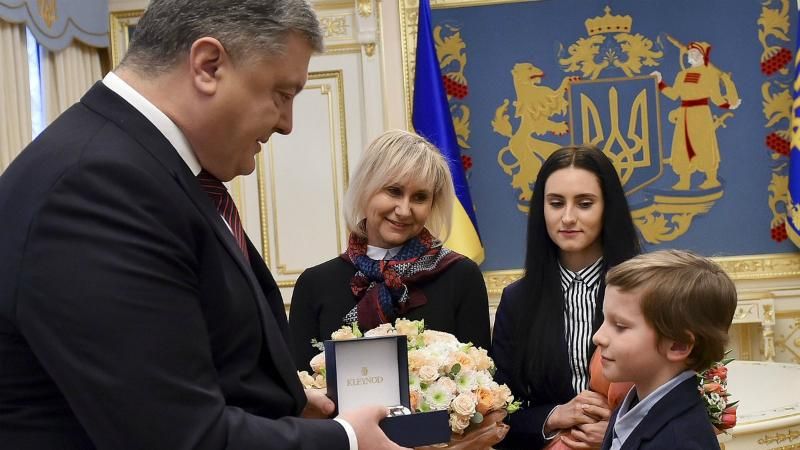 Порошенко шляхетно привітав Сущенка з днем народження: з'явилось відео Порошенко шляхетно привітав Сущенка з днем народження: з'явилось відео