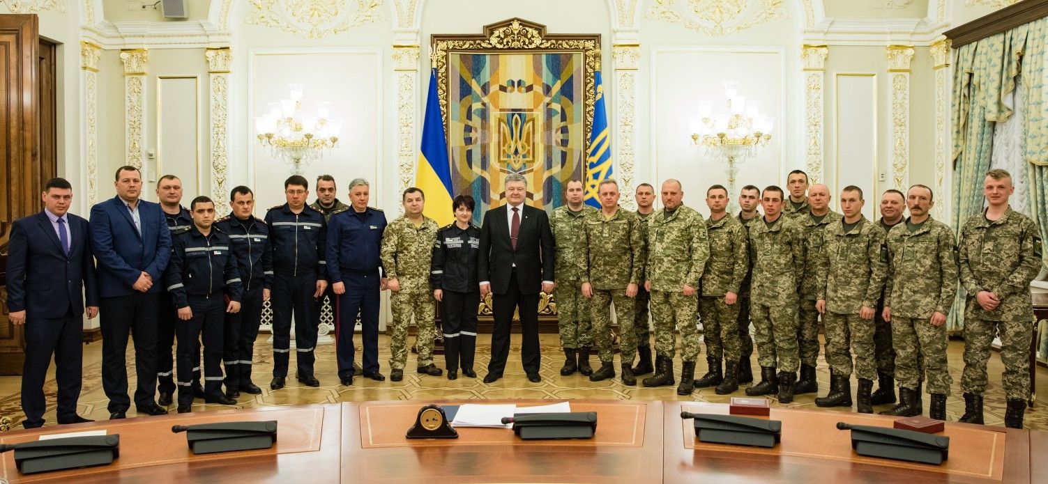 Враг боится "Черной бригады", – Порошенко наградил защитников Авдеевки