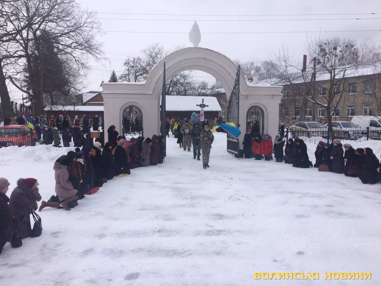 На Волині навколішки прощалися з загиблим під Авдіївкою капітаном: опублікували тужливі фото