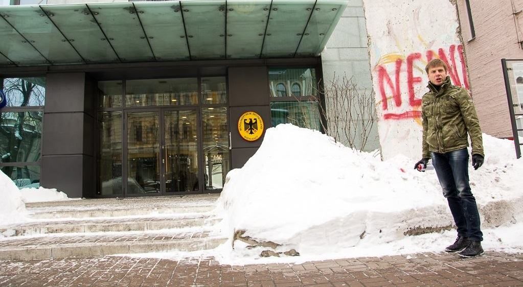 Нардепа-"вандала" з "Блоку Петра Порошенка" вимагають відкликати з ПАРЄ Нардепа-"вандала" з "Блоку Петра Порошенка" вимагають відкликати з ПАРЄ