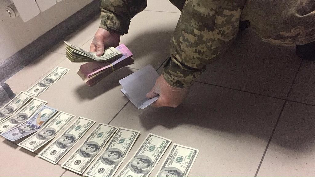 СБУ похизувалася спійманим хабарником СБУ похизувалася спійманим хабарником