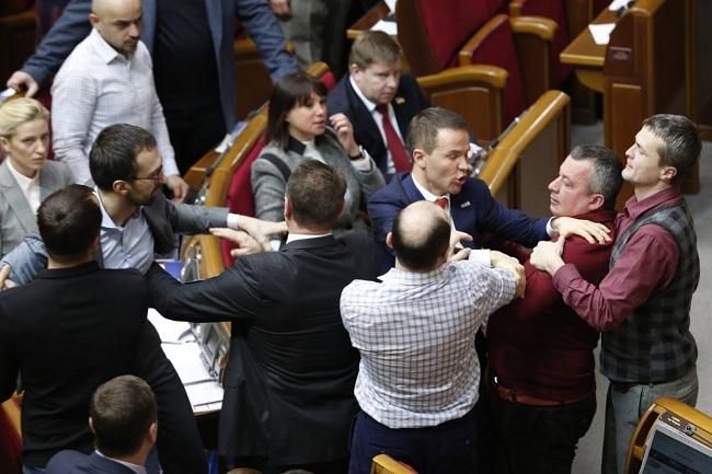 У Верховній Раді побилися депутати: з'явилося фото та відео У Верховній Раді побилися депутати: з'явилося фото та відео