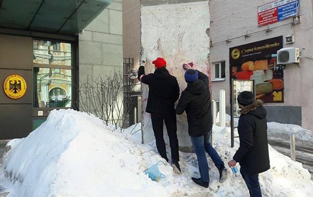 Помощники депутата отмыли раскрашенный Гончаренко мемориал Германии Помощники депутата отмыли раскрашенный Гончаренко мемориал Германии