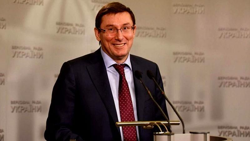 Луценко залишив на роботі прокурора, який вкрав майже півтонни пального
Луценко залишив на роботі прокурора, який вкрав майже півтонни пального