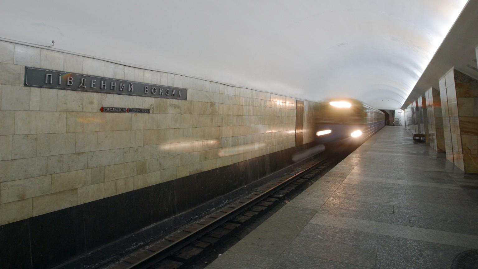 Женщина бросилась под поезд в Харькове