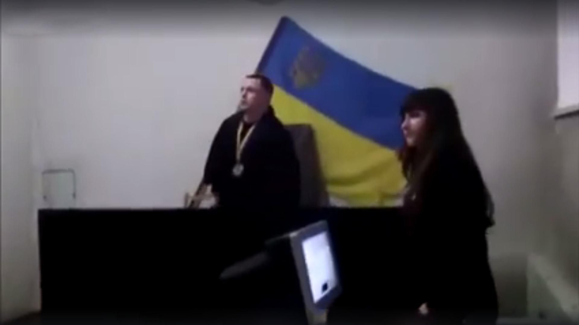 Суддя побив людину у залі суду на очах у поліції: відео Суддя побив людину у залі суду на очах у поліції: відео