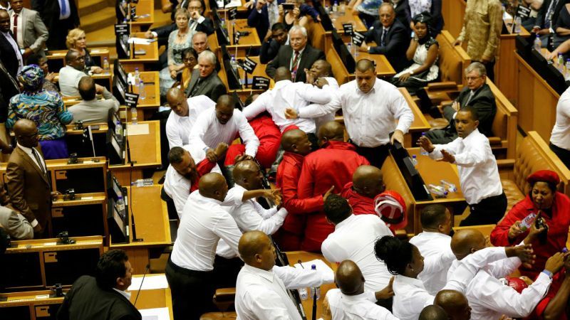 Депутаты дерутся не только в Украине: появилось видео массовой драки в парламенте ЮАР