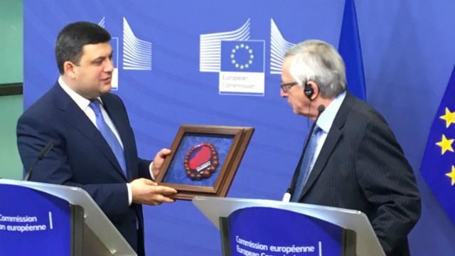 Гройсман подарував президенту Єврокомісії намисто