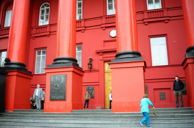 Репрессивный КНУ: студентов выгоняют из-за участия в митингах
Репрессивный КНУ: студентов выгоняют из-за участия в митингах